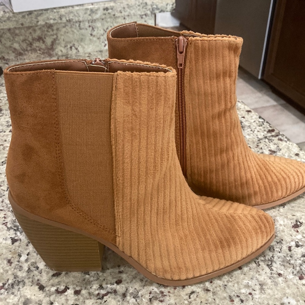 Yoki Vella-24 Rust ankle booties 8.5 new in box